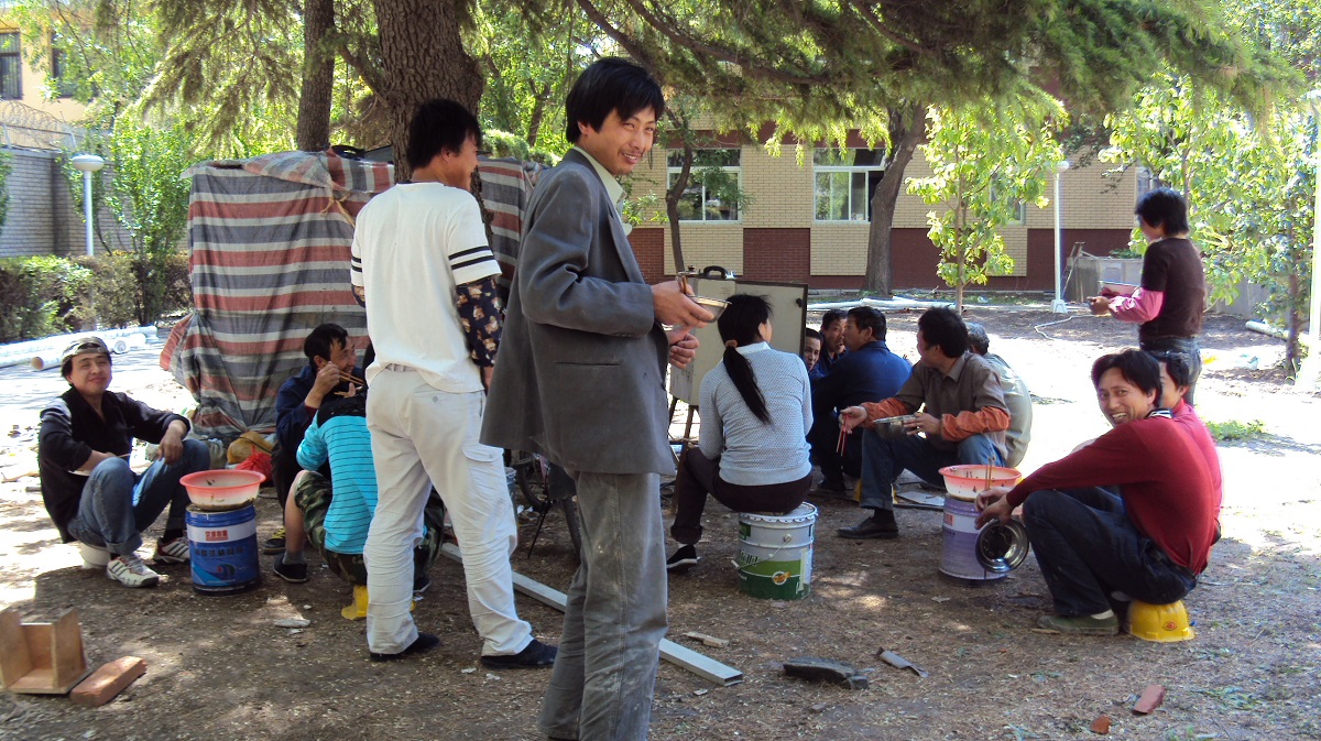 दूतावास मर्मतका चिनियाँ मजदुरहरू खाजा खाँदै